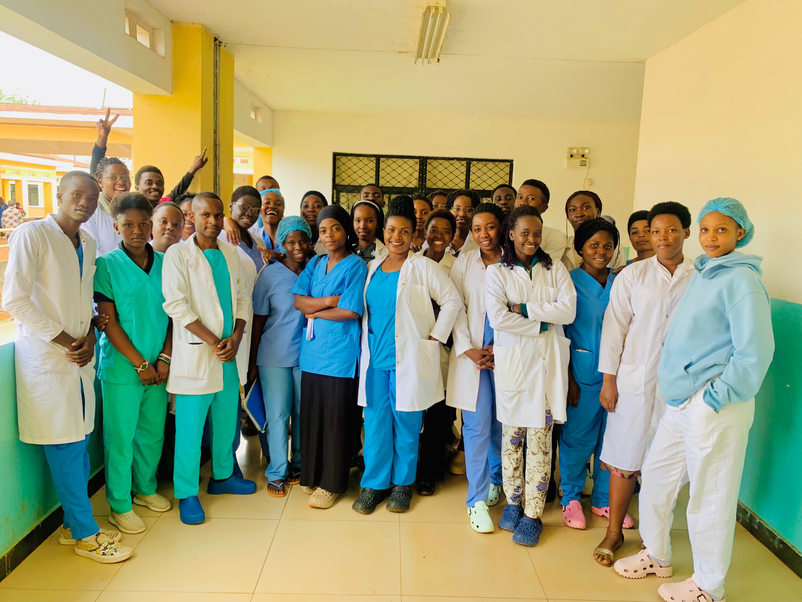 Les étudiants de soins infirmiers en stage à l'HCNT de karusi